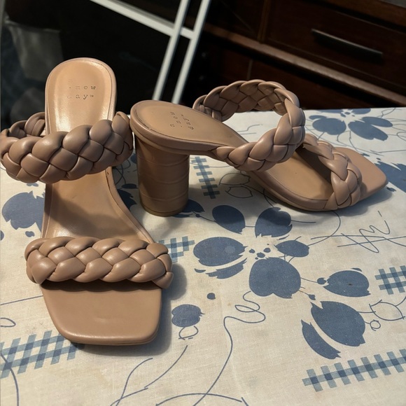 Heels - Picture 2 of 4